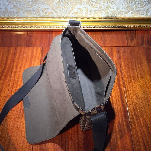 男神不容錯(cuò)過(guò),經(jīng)典lv棋盤(pán)格單肩包廠家直銷批發(fā)